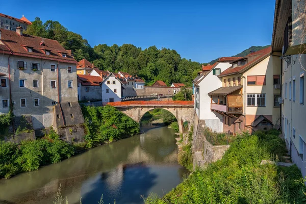 Skofja Loka Slovenya Nın Eski Bir Kasabası Nehir Kenarındaki Evler — Stok fotoğraf