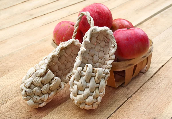 Venkovské Zátiší s jablky a sandály z kůry — Stock fotografie