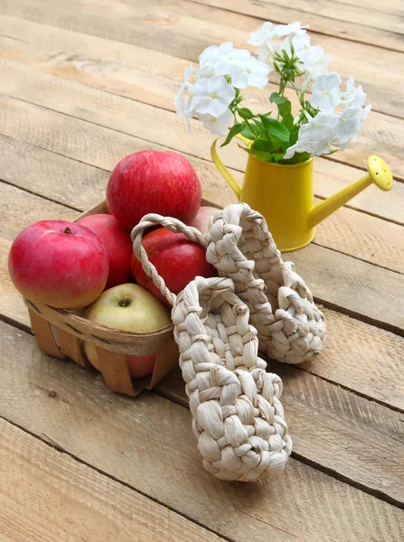 Bodegón rural con manzanas y sandalias de corteza —  Fotos de Stock