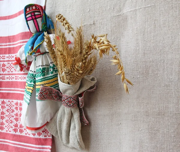 Tradicional "motanka" muñeca-guardado sobre un fondo de un lienzo y —  Fotos de Stock