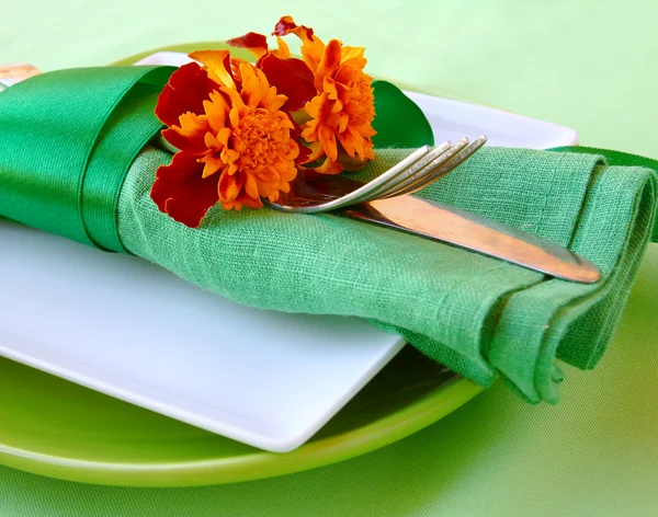 Dekorativa gröna servetter med flatwares — Stockfoto