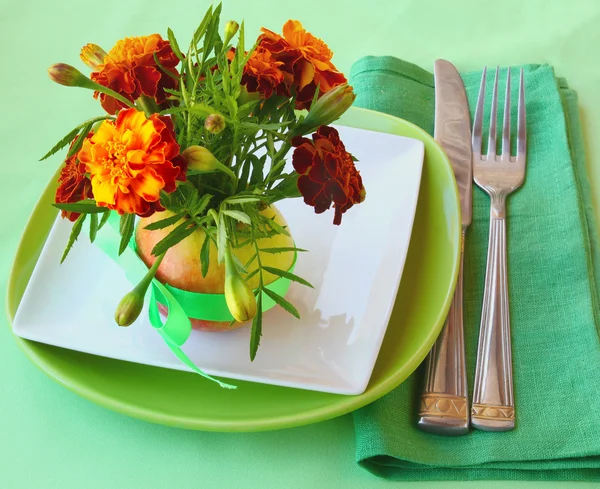 Serving with marigolds — Stock Photo, Image