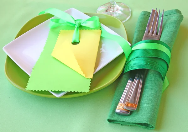 Table desserte verte décorative avec carte d'hôte propre — Photo