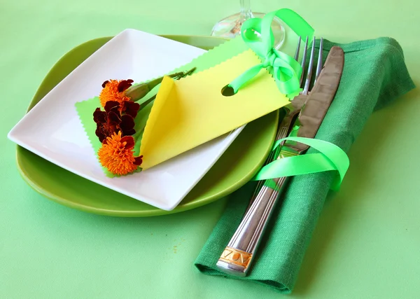 Decoratieve groene seveertafel met schone gastenkaart — Stockfoto