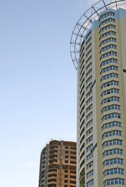 Construção de casa de altura moderna — Fotografia de Stock