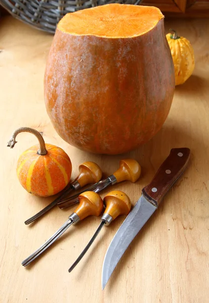 Kürbis und Messer. Eva Halloween — Stockfoto