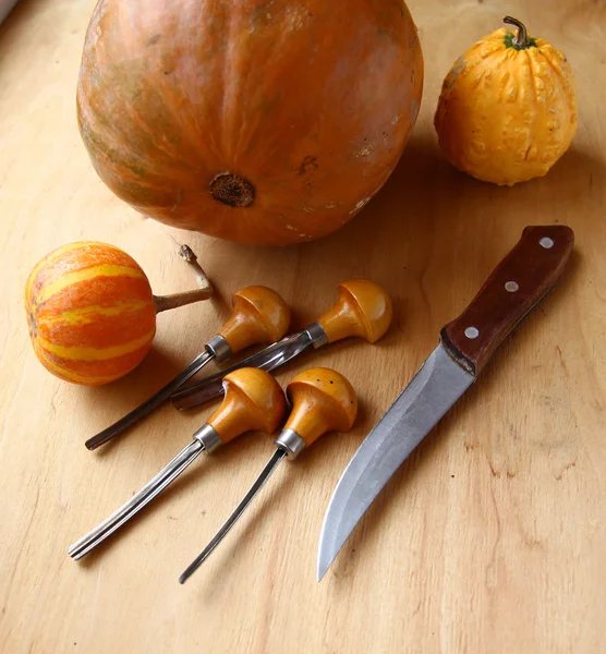 Calabaza y cuchillos. víspera de halloween — Foto de Stock