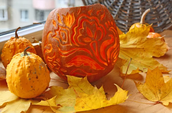 Estrazione dalla zucca di lanterna decorativa su Halloween . — Foto Stock