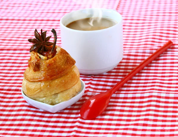 Груша в слоеном тесте с медом и чашкой ароматного кофе — стоковое фото