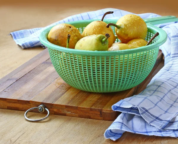 Gelbe Birnen auf einem Tisch — Stockfoto