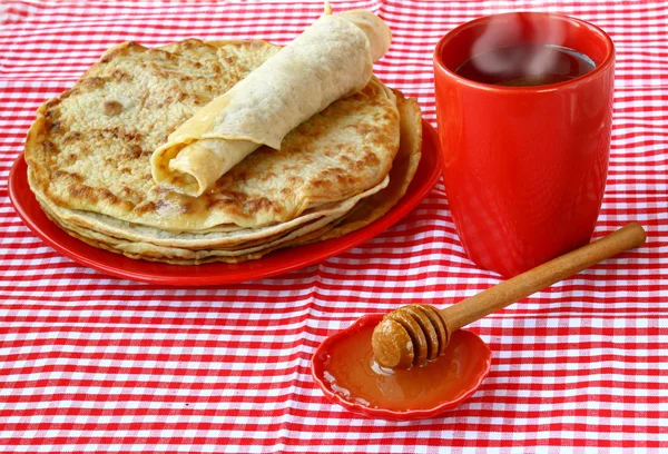 Cup of tea with the pile of pancakes and honey — Stock Photo, Image