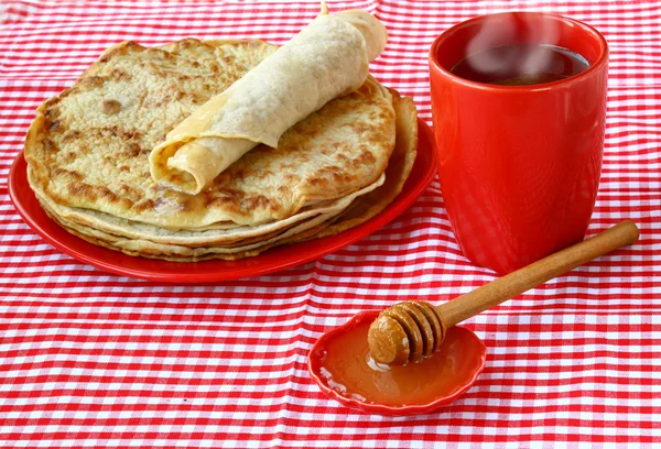 Taza de té con la pila de panqueques y miel —  Fotos de Stock