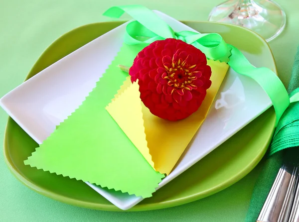 Decorative green serving table with clean guest card — Stock Photo, Image