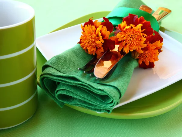 Serviettes dreen décoratifs avec des assiettes et des oeillets d'Inde — Photo