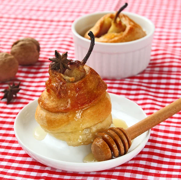 Birne in einem Puff-Test mit Honig und Nüssen — Stockfoto