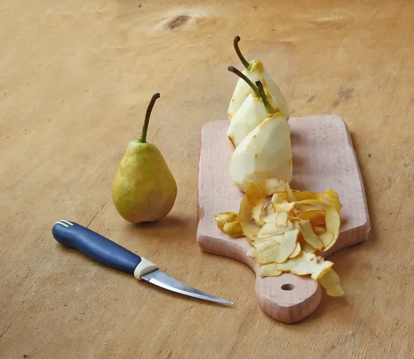 Vier geputzte Birnen für die Zubereitung des Desserts — Stockfoto