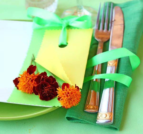Dekorativa gröna servering bordet med ren gästkort — Stockfoto