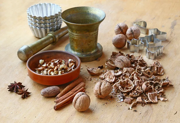 Сплит орехи и вековой раствор на деревянном столе — стоковое фото