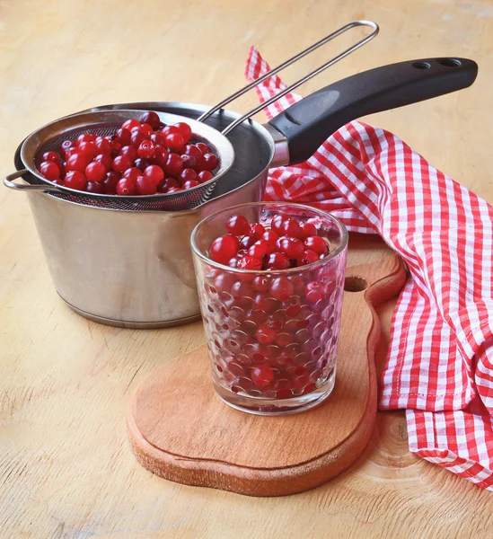 Cozinhar com a amora fresca de suco vitamina no inverno — Fotografia de Stock