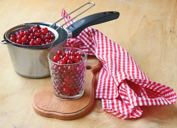 Season of cranberry. Cooking fresh drink of cranberry — Stok Foto