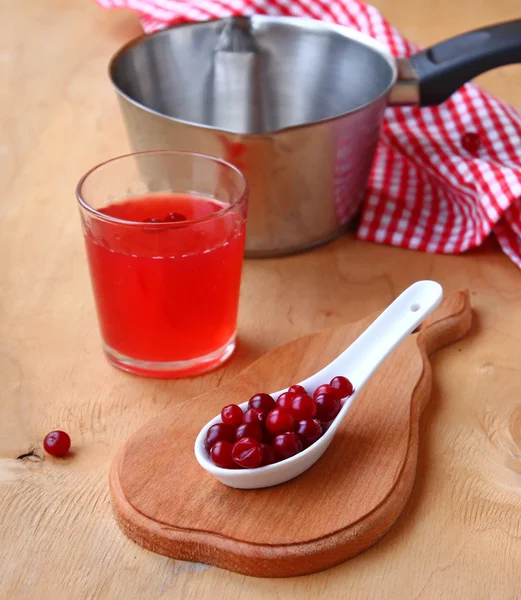 Cranberry Drink und Beeren der Preiselbeere. — Stockfoto