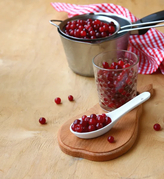 Bagas frescas vitamina de cranberry em uma tabela — Fotografia de Stock