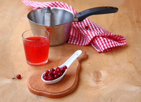 Bebida de cranberry e bagas de cranberry em uma tabela — Fotografia de Stock