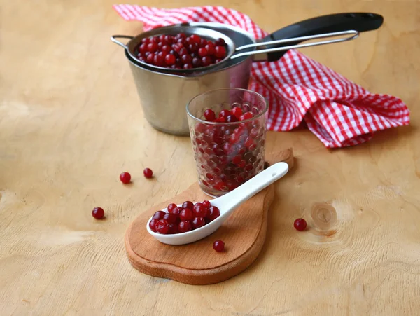 在表上的小红莓 — 图库照片