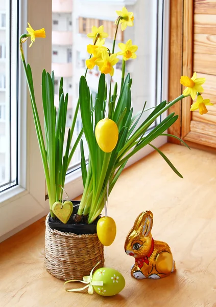 Narciso con un conejo de Pascuas y huevo — Foto de Stock