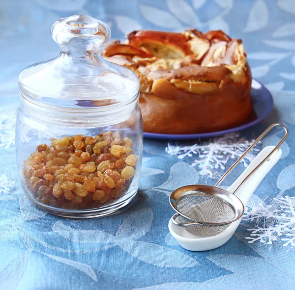 Tarte aux pommes maison avec raisin — Photo