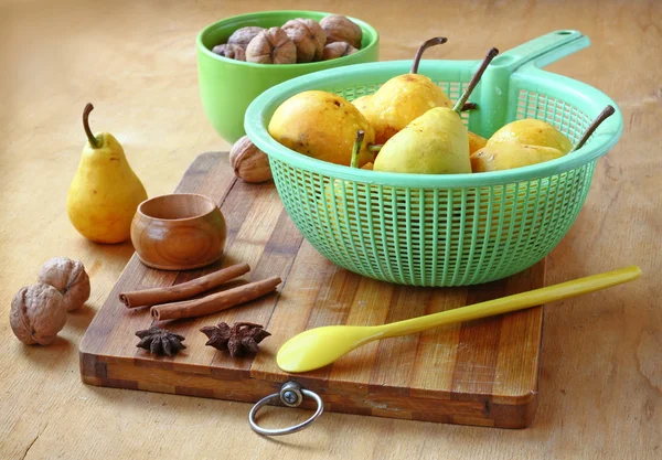 Gula päron är i ett durkslag och krydda — Stockfoto