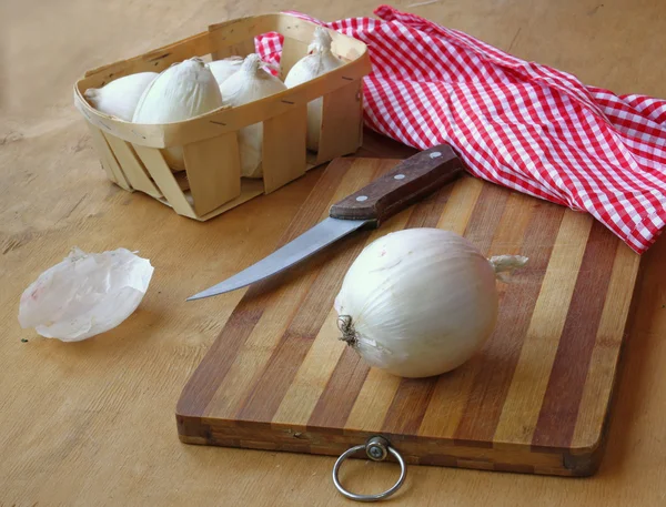 A white onion on the table — Stock Photo, Image