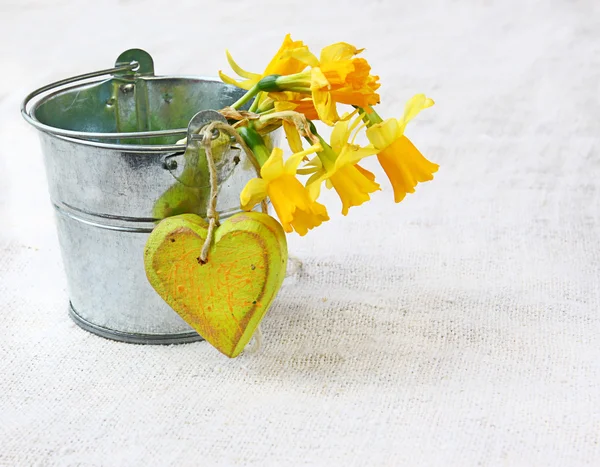 微妙的花束的水仙，在一个小桶 — 图库照片