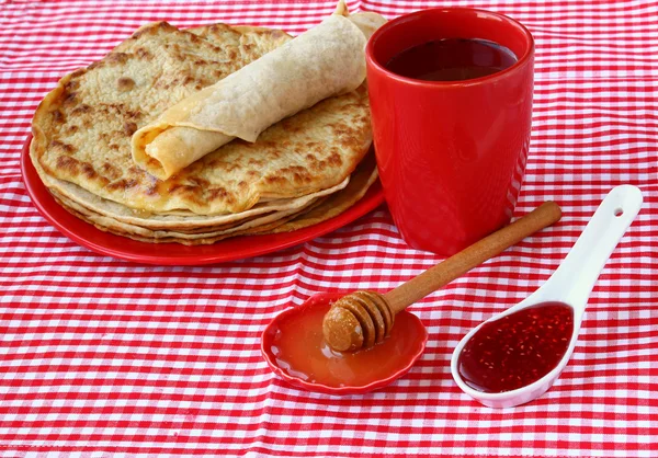 Stapel van pannenkoeken met honing — Stockfoto