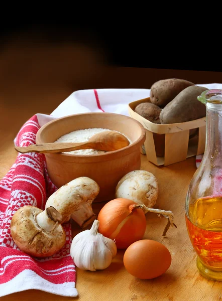 Kartoffel, Mehl, Champignons und Ei zum Kochen von Knödeln oder gn — Stockfoto