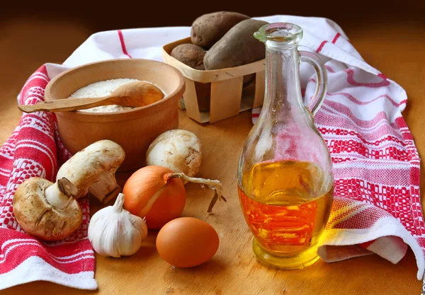 Aardappel, meel, paddestoelen en ei voor het koken van knoedels — Stockfoto
