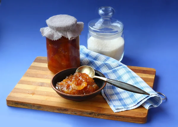 Pot met huisgemaakte confiture uit kweeperen — Stockfoto