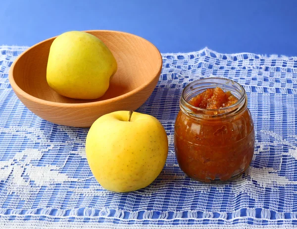 Open jar of jam and apple — Stock Photo, Image