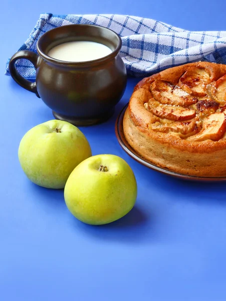 Appeltaart en cup met melk — Stockfoto