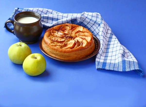 Apple pie and cup with milk — Stock Photo, Image
