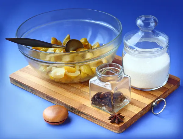 Kochen von Quittenmarmelade und Gewürzen — Stockfoto