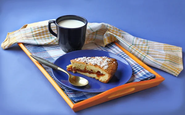 Bretonischer Butterkuchen mit einer Tasse Milch — Stockfoto