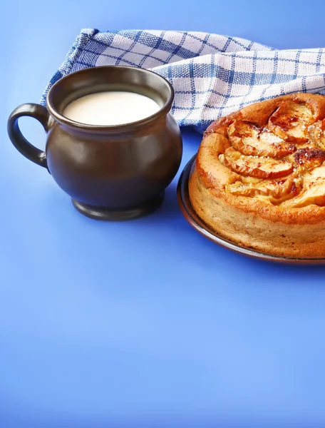 Cup with milk and homemade apples cake — 图库照片