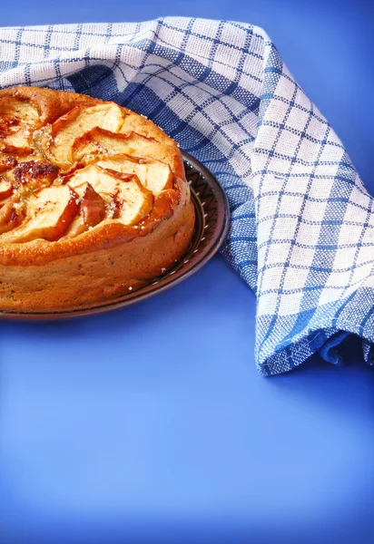 Homemade apples cake and towel — Stock Photo, Image