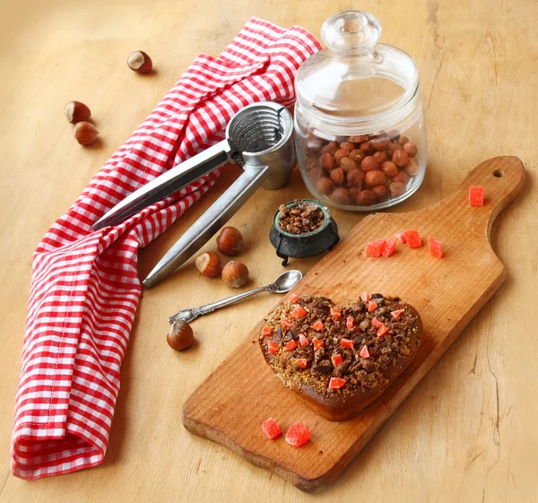 Chocolate para hornear galletas en corazón de forma y avellana —  Fotos de Stock