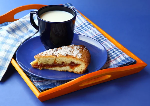 ミルクのカップとブルターニュ バター ケーキ — ストック写真