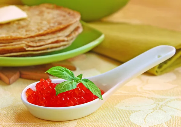 Pannenkoek met rode kaviaar — Stockfoto