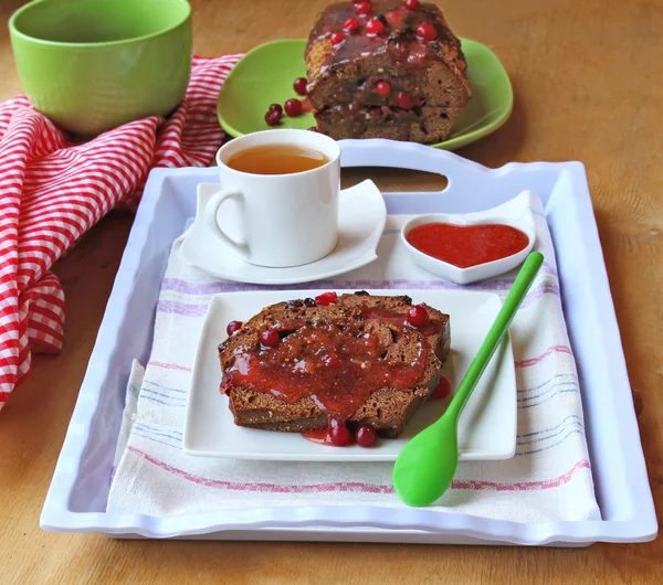 Mager honing honing cake met een cranberry, noten en rozijnen — Stockfoto