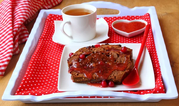 Vegan bakken. honing-cake met veenbessen en berry jam op een tra — Stockfoto