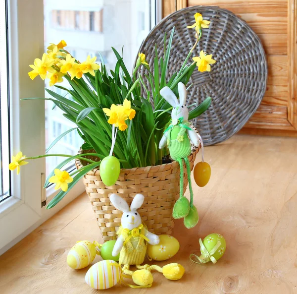 Narciso con un feliz conejo de Pascua y huevo en una ventana —  Fotos de Stock